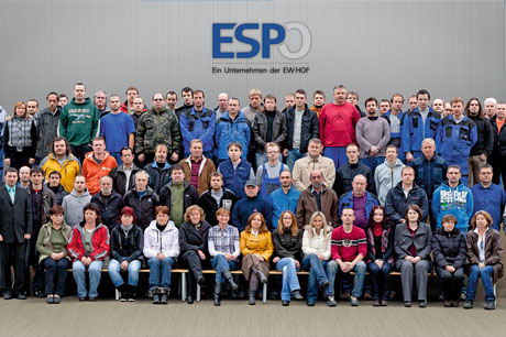 Fotografie PO ÚPRAVĚ (ořez, retuš, tvorba stínů, vložení na nové pozadí) - skupinová fotografie zaměstnanců firmy ESPO